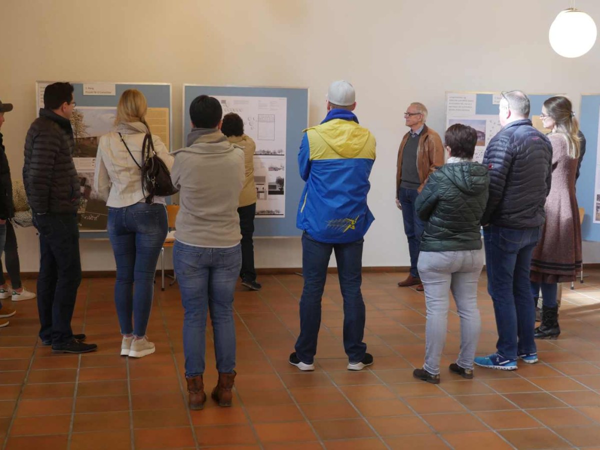 Kleine Schar mit grossem Interesse an den Wettbewerbsprojekten für die neue&nbsp;Sporthalle