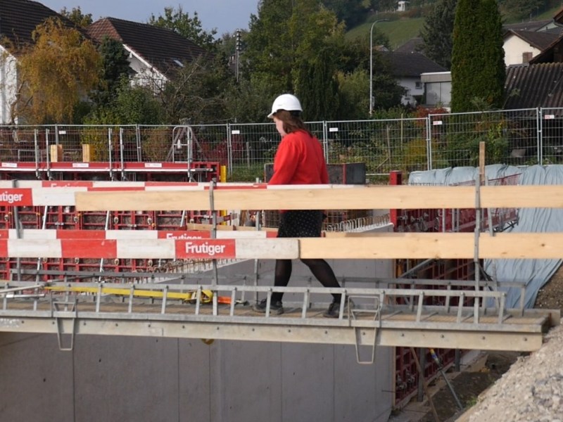 Farida Krähenbühl als Bauleiterin der&nbsp;Sporthalle