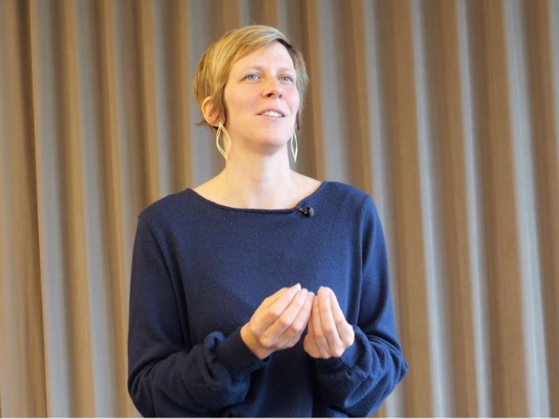 Die Architektin erklärt das Projekt ‚Neues Schulhaus‘