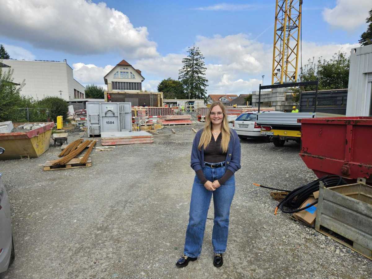 Auf der Schulhausbaustelle ist eine Frau die&nbsp;Chefin