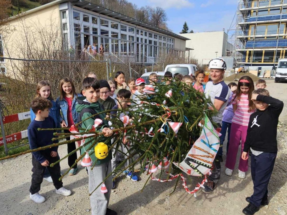 Das Aufrichtetannli ist&nbsp;montiert